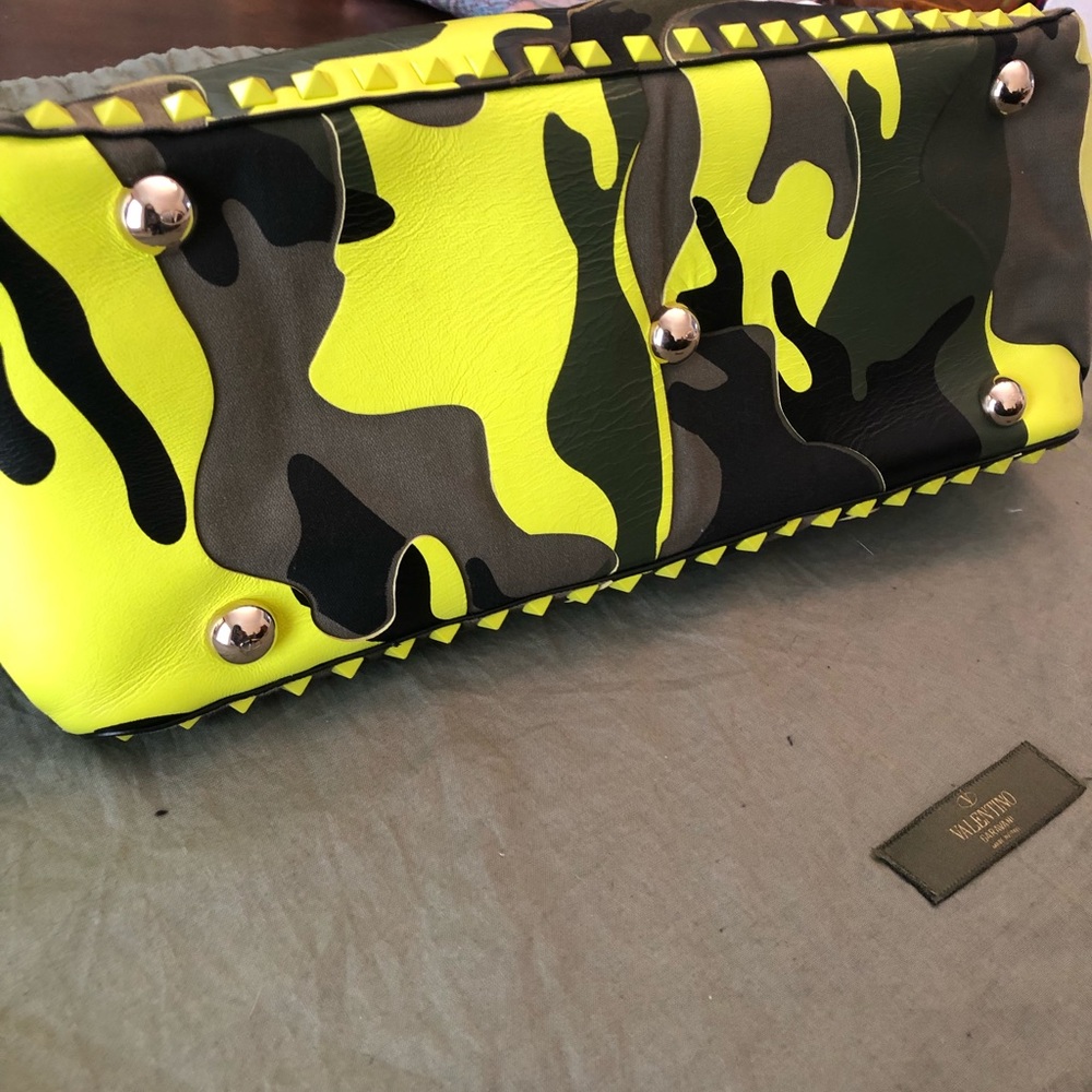 Valentino Rockstud Camo Tote ⭐️RARE - Picture 4 of 10
